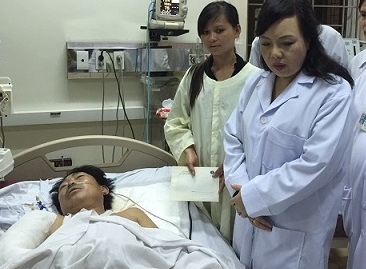 Bộ trưởng Bộ Y tế Nguyễn Thị  Kim Tiến thăm hỏi, động viên và tặng quà cho bệnh nhân.